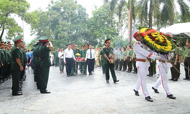 Ông Trương Tấn Sang dự lễ truy điệu và an táng hài cốt liệt sỹ tại nghĩa trang Vị Xuyên